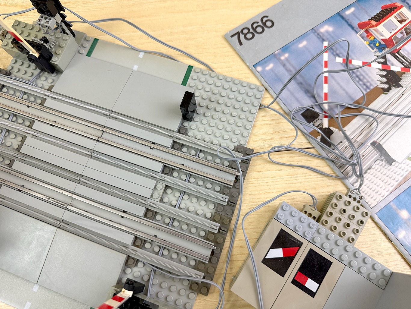 Dettaglio della costruzione e dei collegamenti elettrici del LEGO 7866