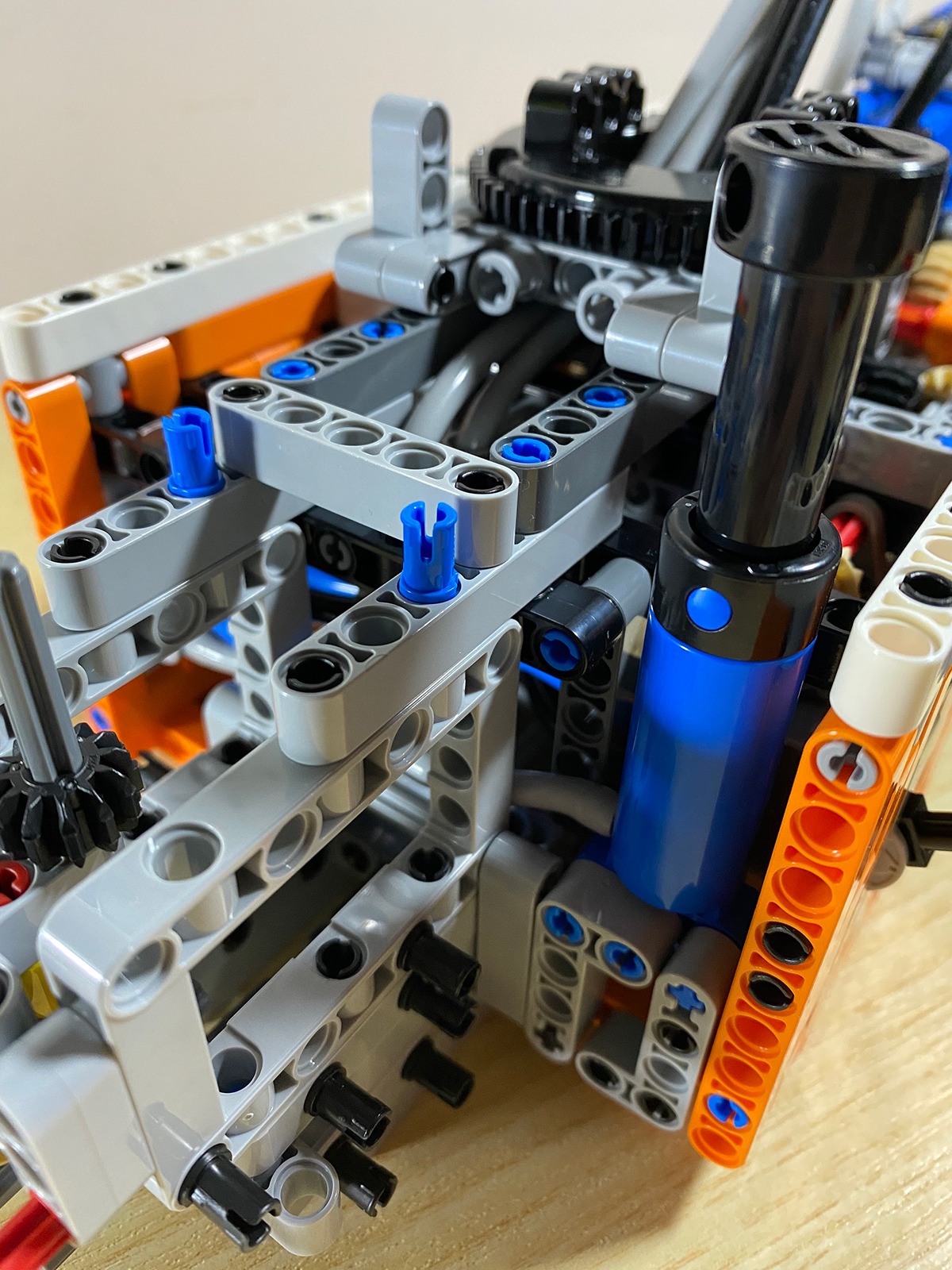 Dettaglio verticale di ingranaggi, liftarm e attuatori in un moderno modello LEGO Technic
