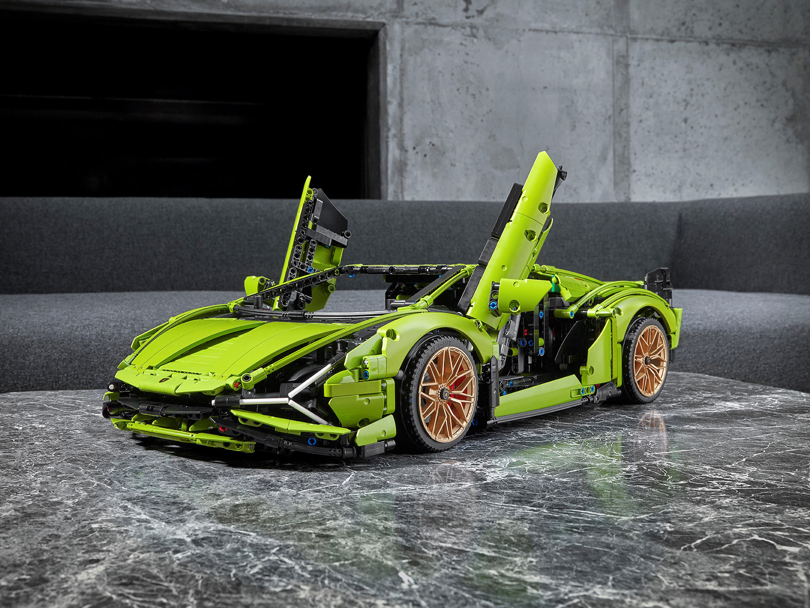 Supercar LEGO Technic moderna con carrozzeria verde e pannelli sagomati