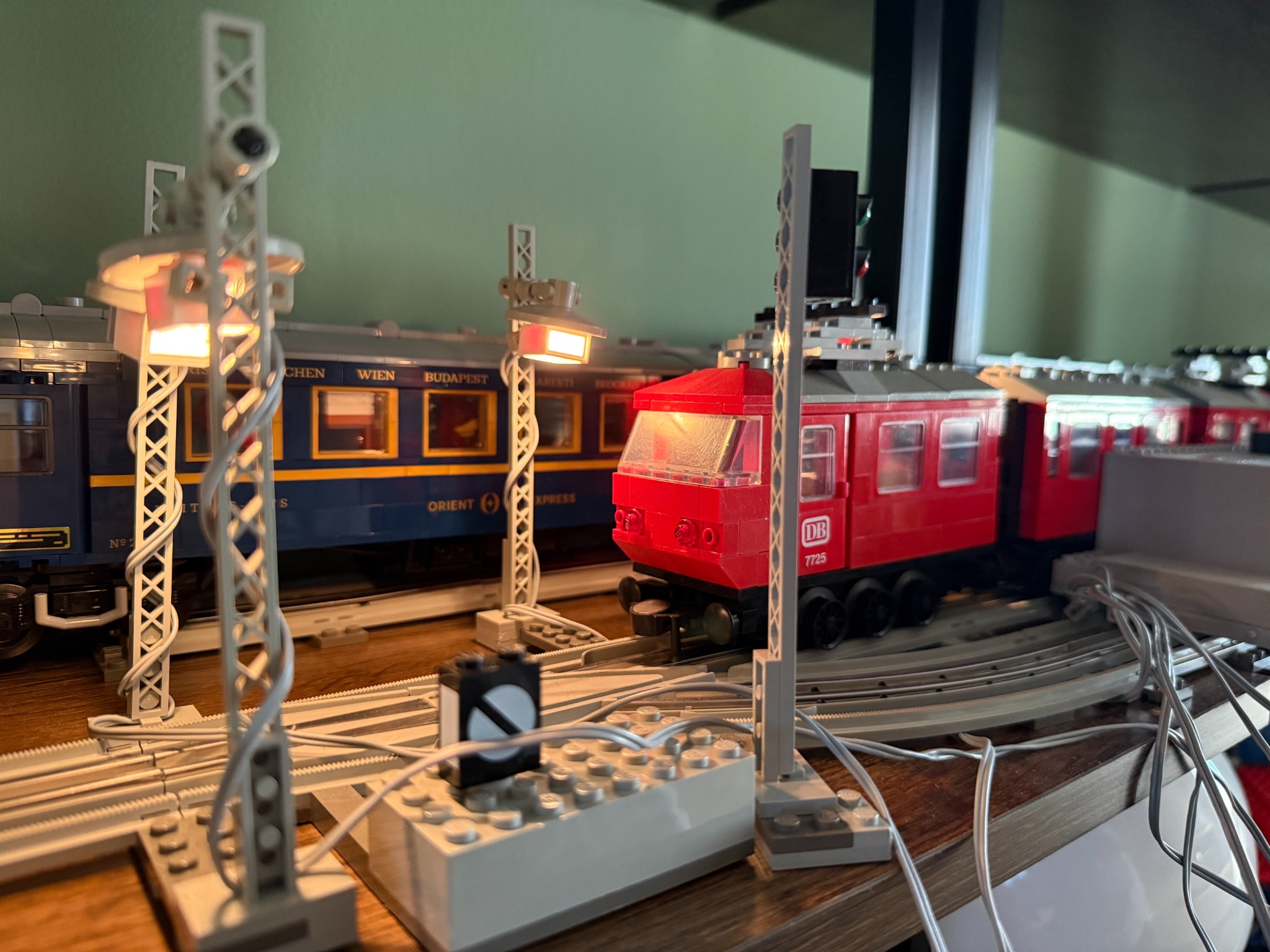 Impianto ferroviario LEGO 12 V illuminato con locomotiva rossa e Orient Express